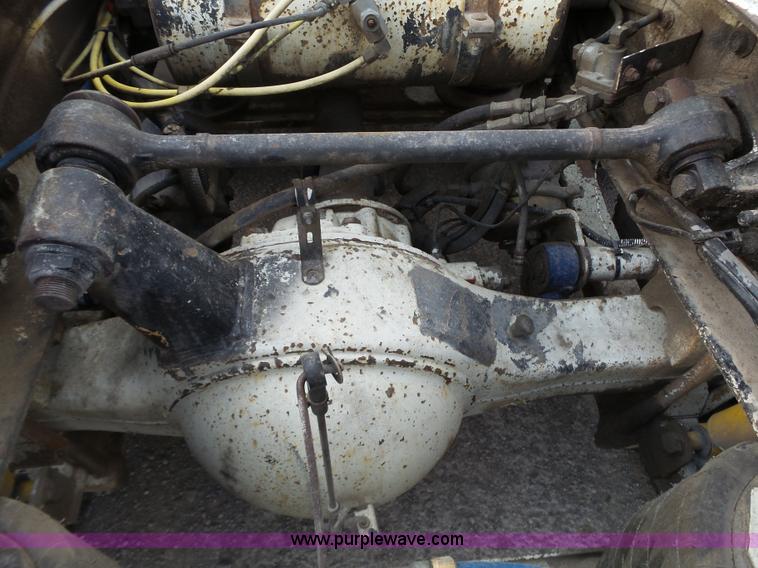 image for item L6312 1998 Freightliner FLD120SD semi truck