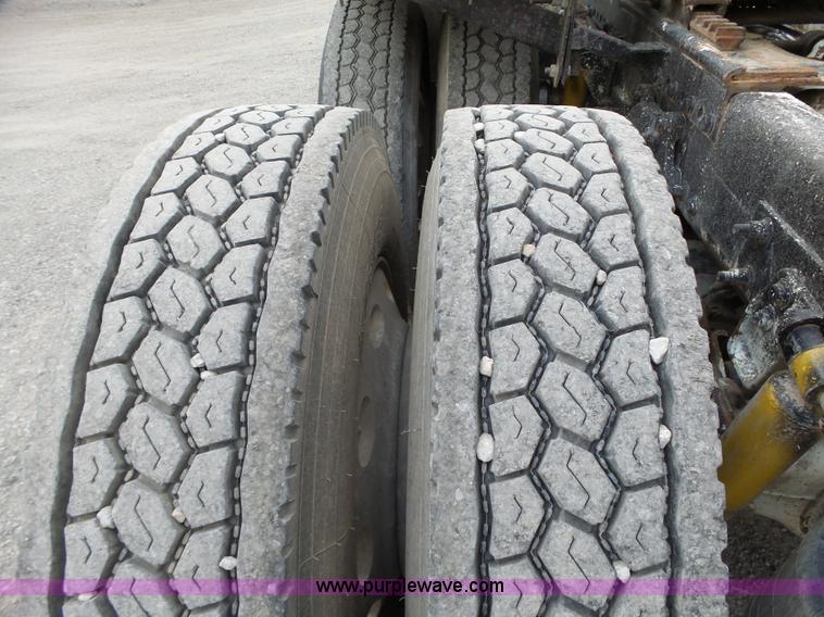 image for item L6312 1998 Freightliner FLD120SD semi truck