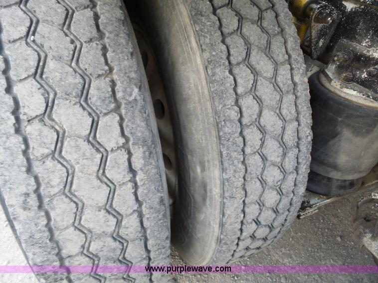 image for item L6312 1998 Freightliner FLD120SD semi truck