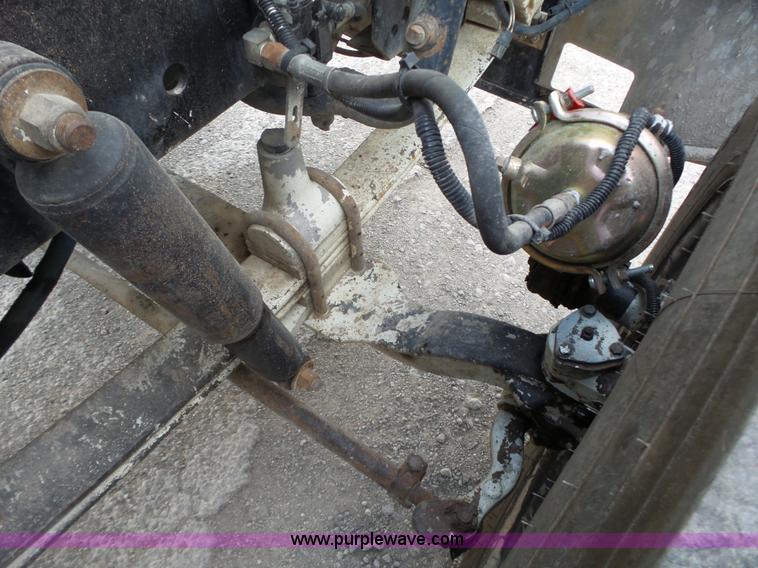 image for item L6312 1998 Freightliner FLD120SD semi truck