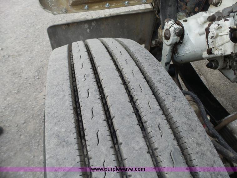 image for item L6312 1998 Freightliner FLD120SD semi truck