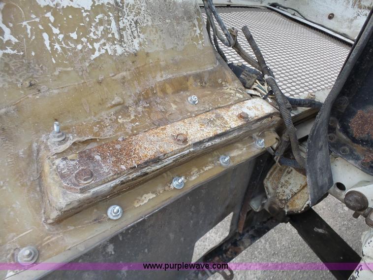 image for item L6312 1998 Freightliner FLD120SD semi truck