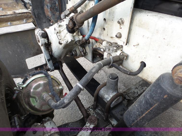 image for item L6312 1998 Freightliner FLD120SD semi truck