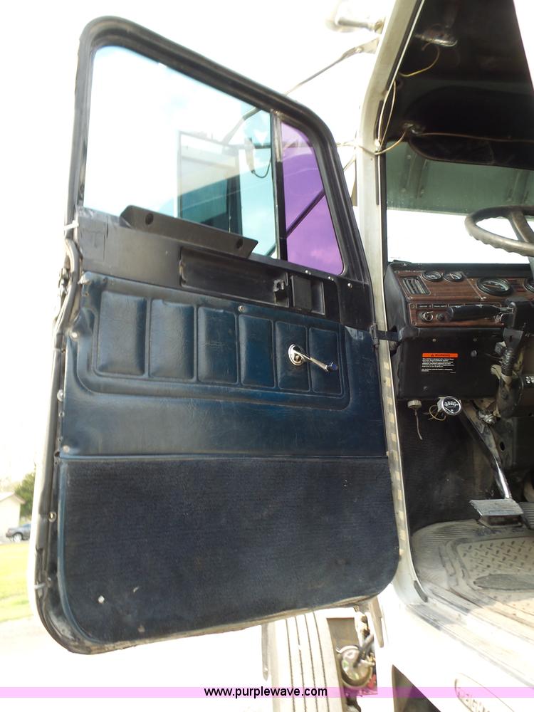 image for item L6312 1998 Freightliner FLD120SD semi truck