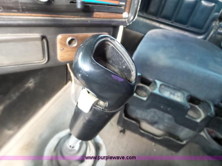 image for item L6312 1998 Freightliner FLD120SD semi truck