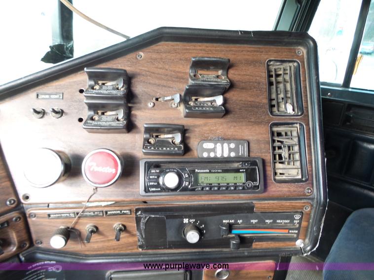 image for item L6312 1998 Freightliner FLD120SD semi truck