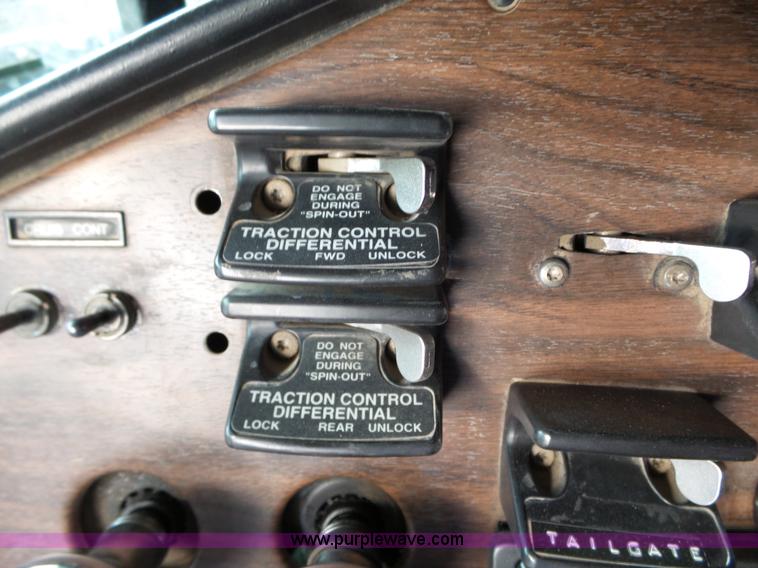 image for item L6312 1998 Freightliner FLD120SD semi truck