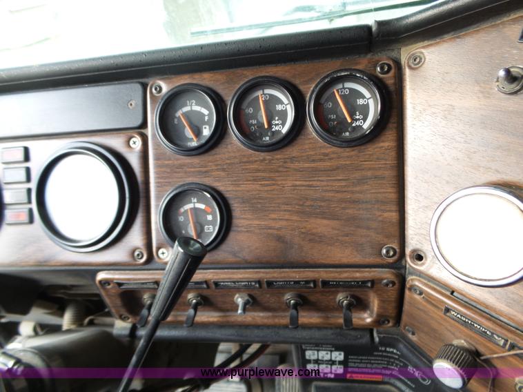 image for item L6312 1998 Freightliner FLD120SD semi truck