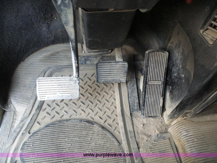 image for item L6312 1998 Freightliner FLD120SD semi truck