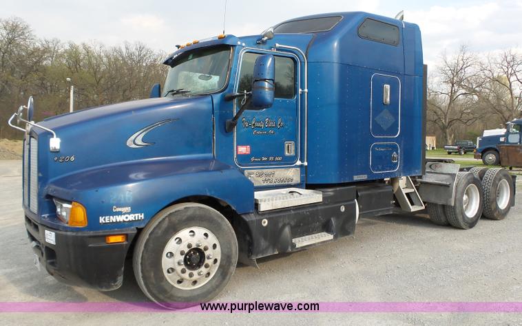 image for item L6313 2000 Kenworth T600B semi truck