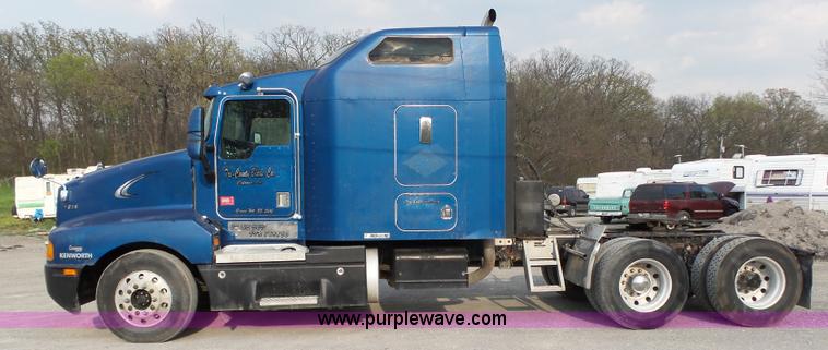 image for item L6313 2000 Kenworth T600B semi truck