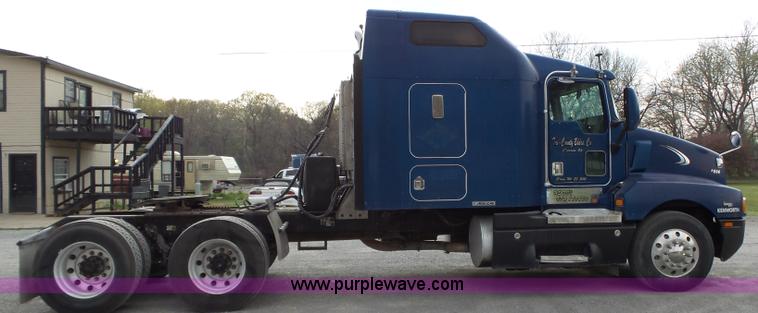 image for item L6313 2000 Kenworth T600B semi truck