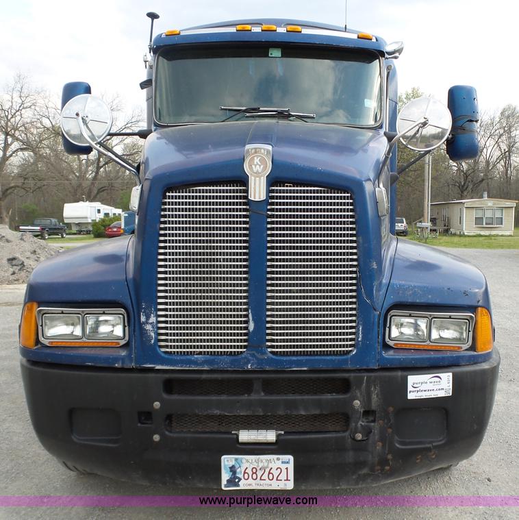 image for item L6313 2000 Kenworth T600B semi truck