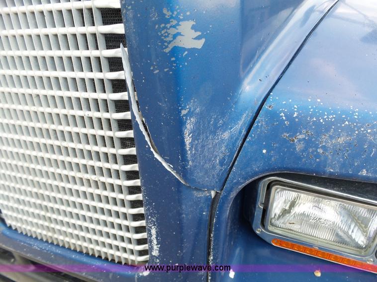 image for item L6313 2000 Kenworth T600B semi truck