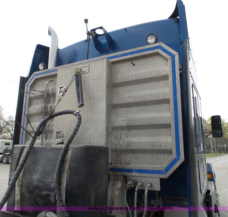 image for item L6313 2000 Kenworth T600B semi truck