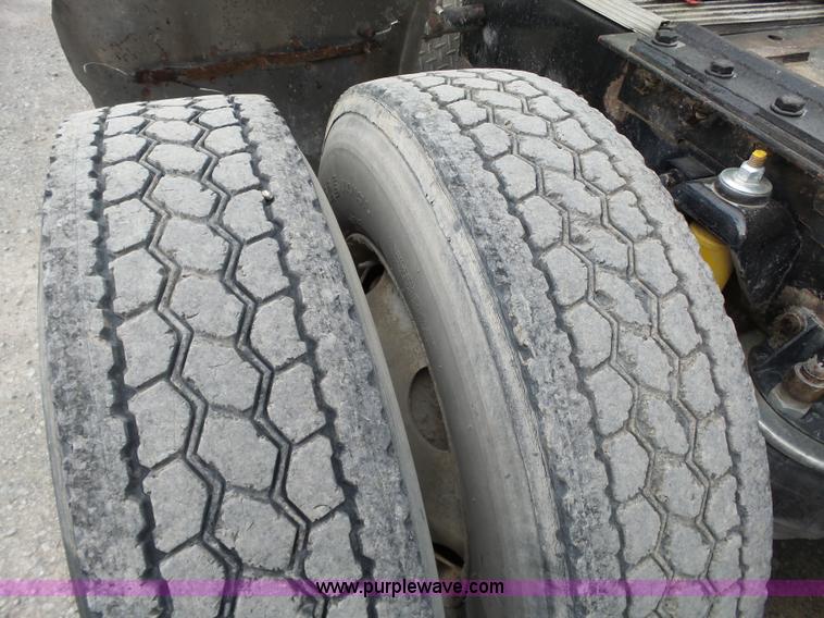 image for item L6313 2000 Kenworth T600B semi truck