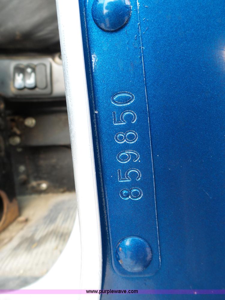 image for item L6313 2000 Kenworth T600B semi truck