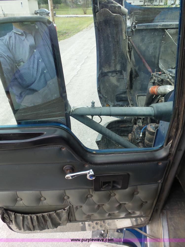 image for item L6313 2000 Kenworth T600B semi truck