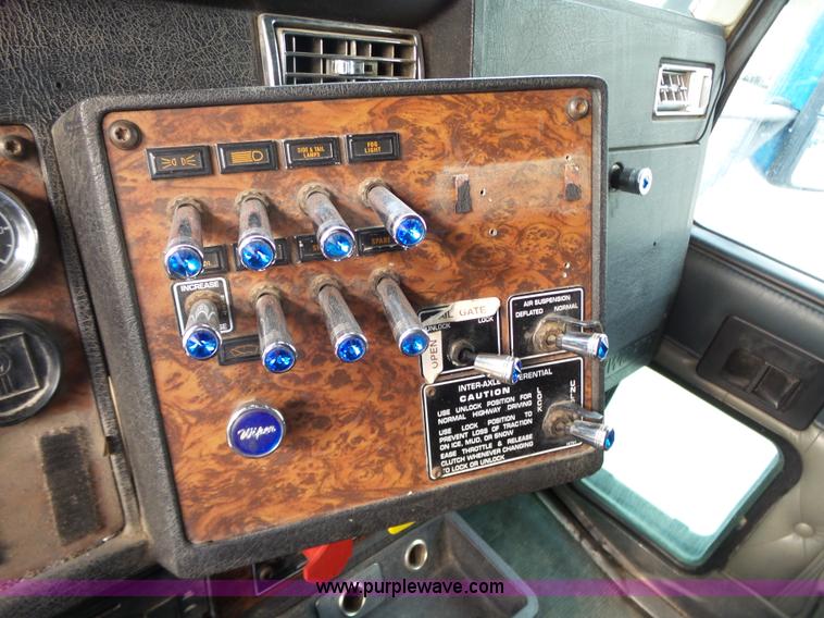 image for item L6313 2000 Kenworth T600B semi truck