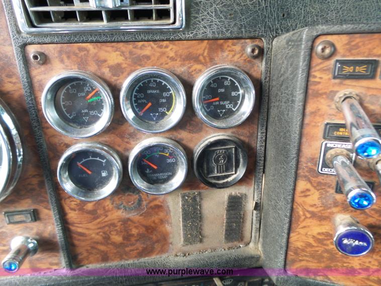 image for item L6313 2000 Kenworth T600B semi truck