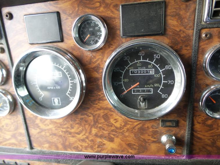 image for item L6313 2000 Kenworth T600B semi truck