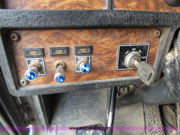 image for item L6313 2000 Kenworth T600B semi truck