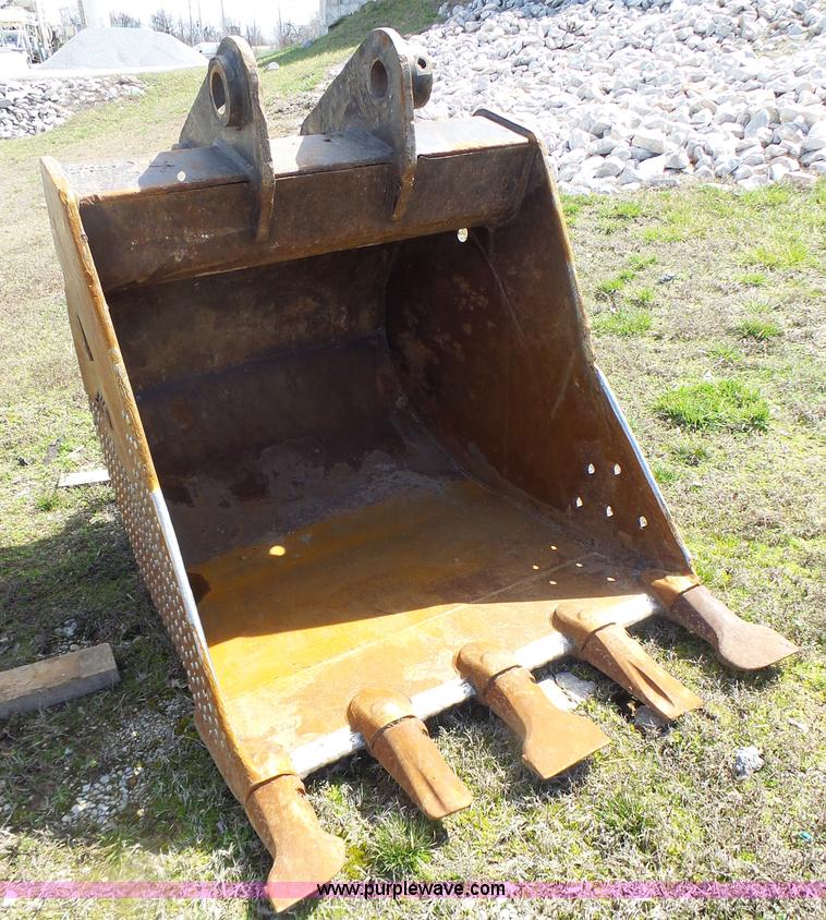 Esco excavator bucket in Columbia, MO Item L7160 sold Purple Wave