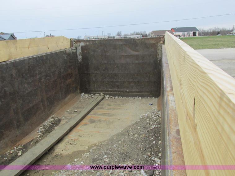 image for item L7198 2001 Sterling L9500 dump truck