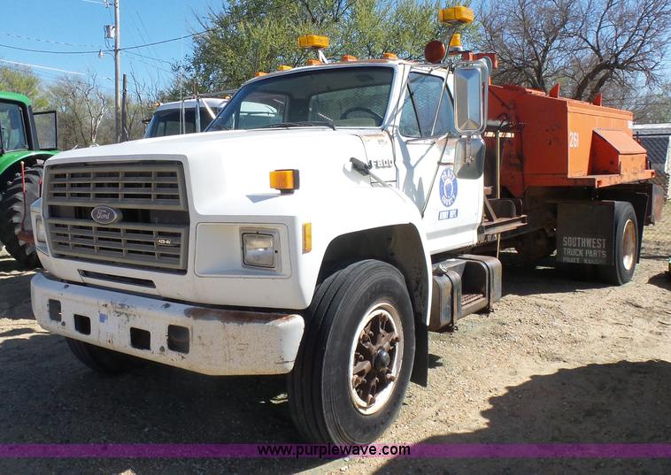 image for item L7404 1990 Ford F800 asphalt patch truck