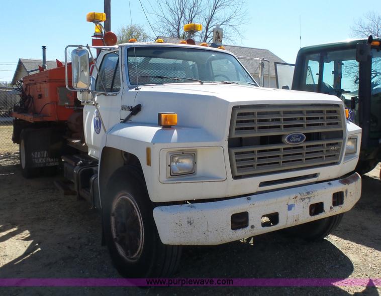 image for item L7404 1990 Ford F800 asphalt patch truck