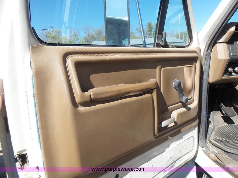 image for item L7404 1990 Ford F800 asphalt patch truck