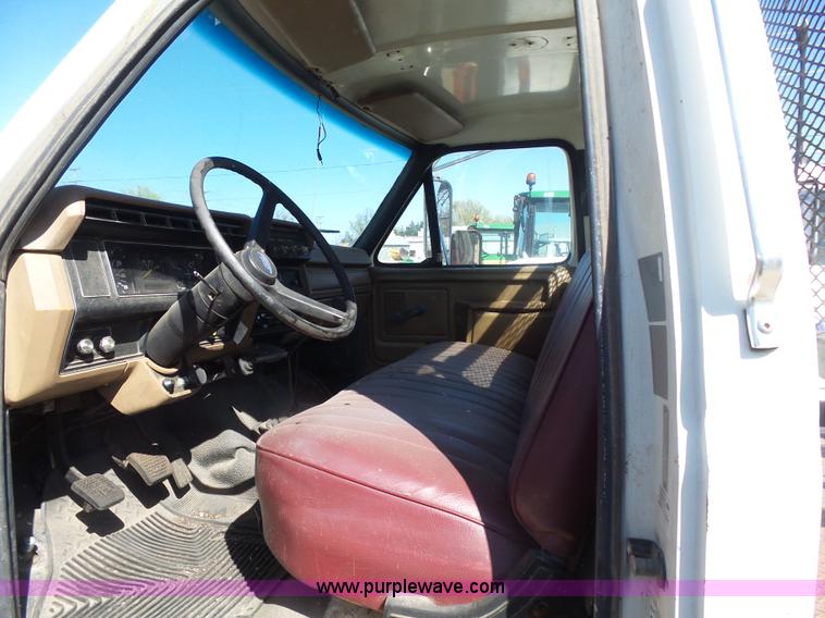 image for item L7404 1990 Ford F800 asphalt patch truck