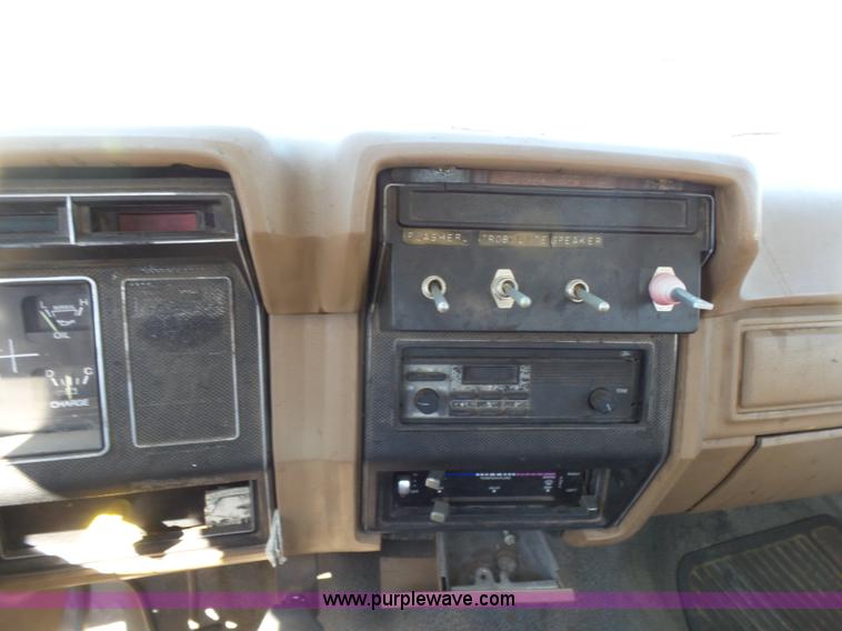 image for item L7404 1990 Ford F800 asphalt patch truck