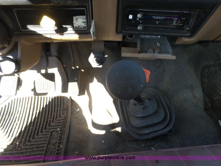 image for item L7404 1990 Ford F800 asphalt patch truck