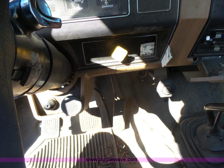 image for item L7404 1990 Ford F800 asphalt patch truck