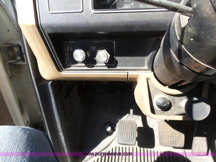 image for item L7404 1990 Ford F800 asphalt patch truck