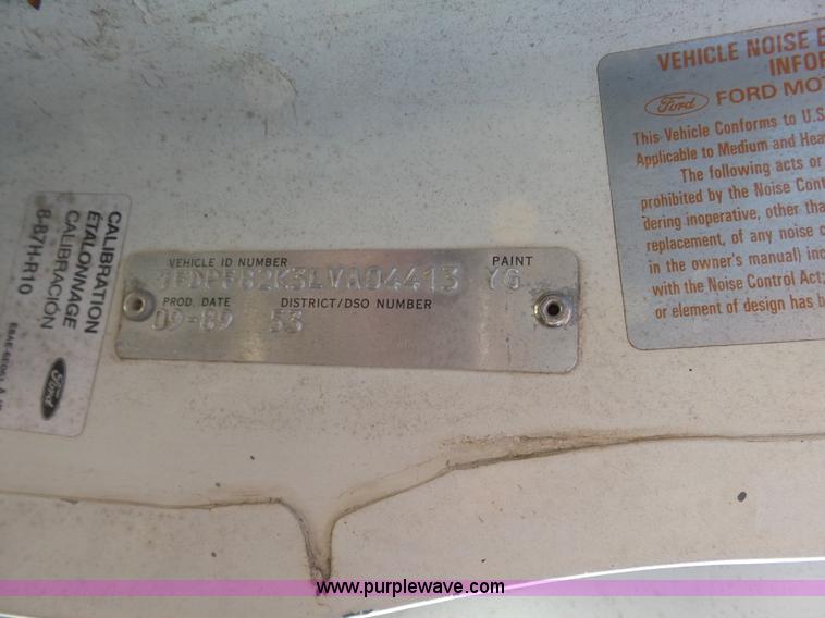 image for item L7404 1990 Ford F800 asphalt patch truck