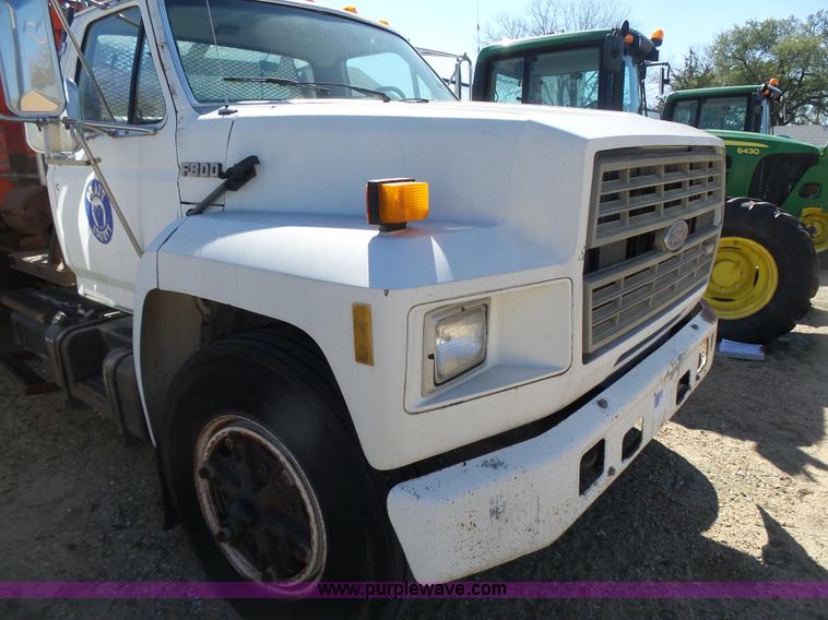 image for item L7404 1990 Ford F800 asphalt patch truck
