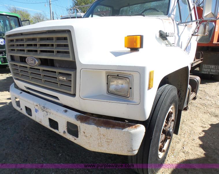 image for item L7404 1990 Ford F800 asphalt patch truck