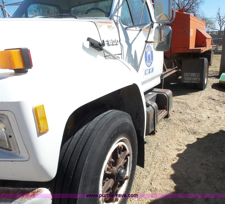 image for item L7404 1990 Ford F800 asphalt patch truck