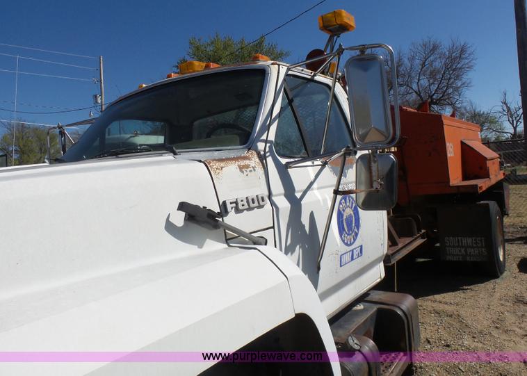 image for item L7404 1990 Ford F800 asphalt patch truck