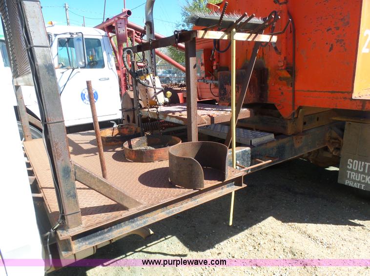 image for item L7404 1990 Ford F800 asphalt patch truck