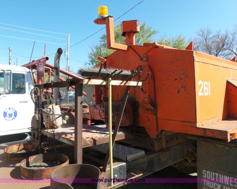 image for item L7404 1990 Ford F800 asphalt patch truck