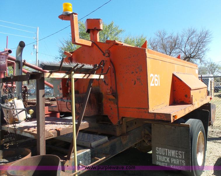 image for item L7404 1990 Ford F800 asphalt patch truck