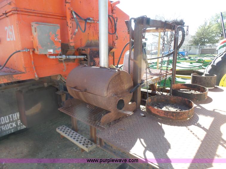 image for item L7404 1990 Ford F800 asphalt patch truck