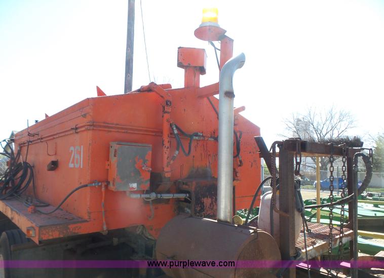 image for item L7404 1990 Ford F800 asphalt patch truck