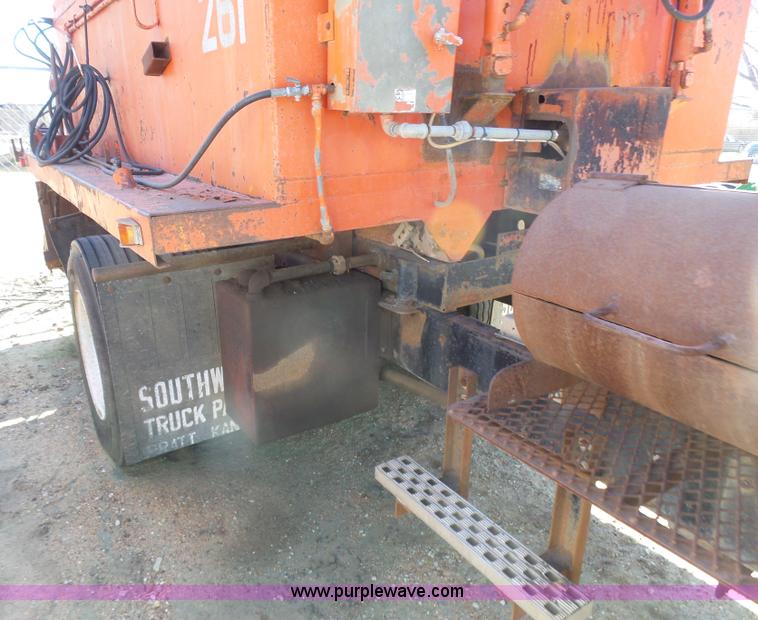 image for item L7404 1990 Ford F800 asphalt patch truck