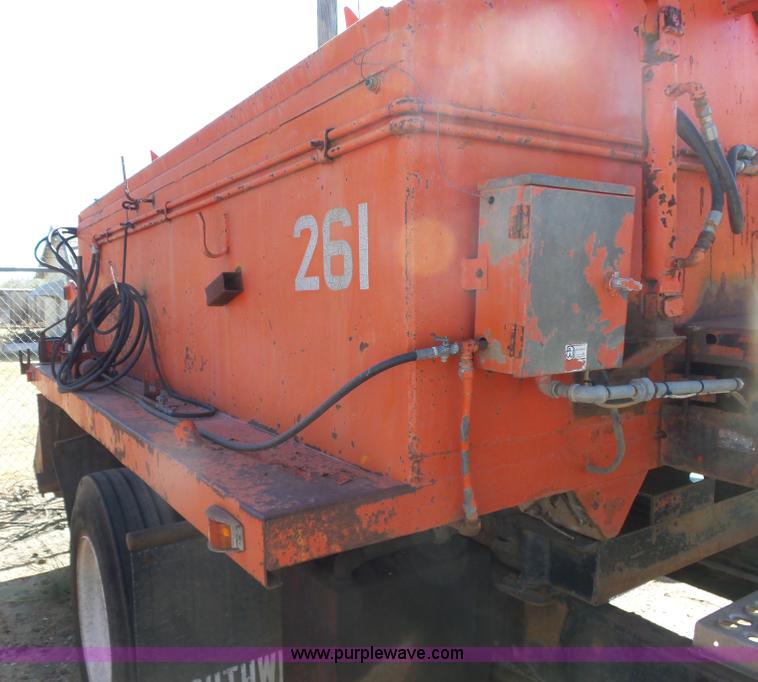 image for item L7404 1990 Ford F800 asphalt patch truck