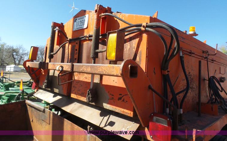 image for item L7404 1990 Ford F800 asphalt patch truck