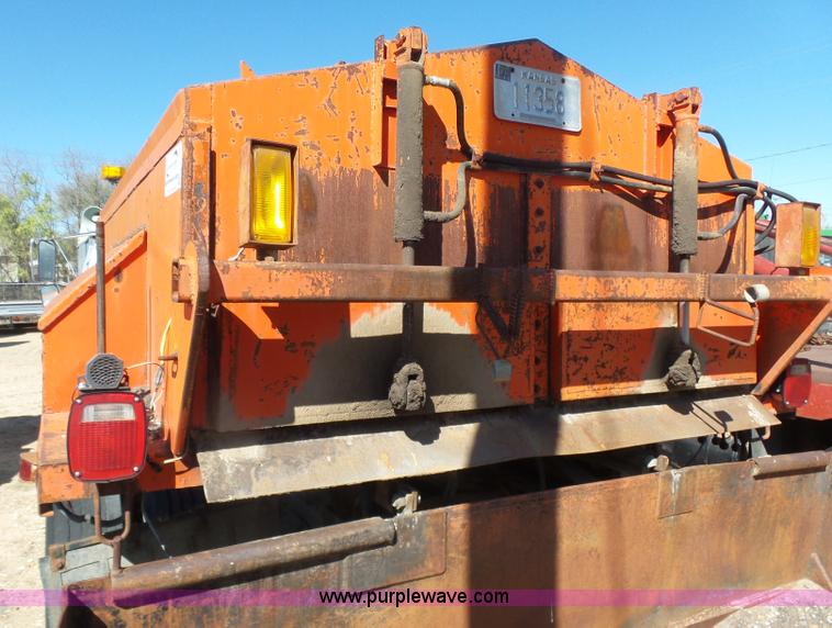 image for item L7404 1990 Ford F800 asphalt patch truck